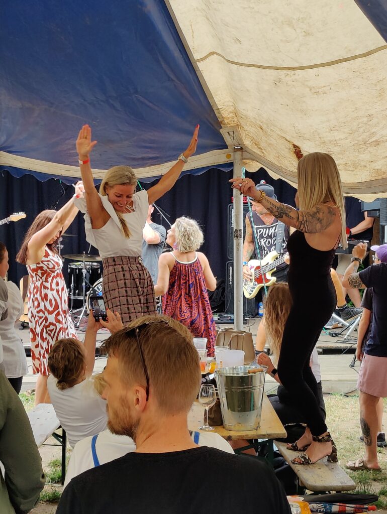 Livefest.dk leverer livemusik og DJ til alle former for fester i hele Danmark.