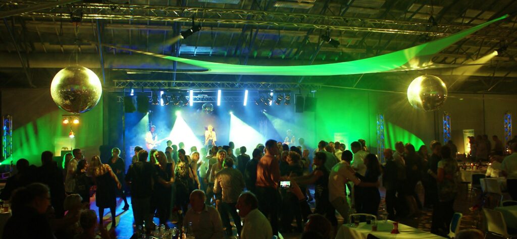 Livefest.dk leverer livemusik og DJ til alle former for fester i hele Danmark. Musik til firmafest i hele Danmark.